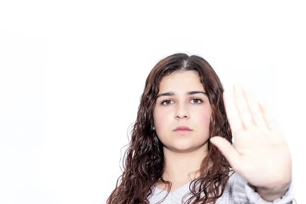 Joven Morena Sobre Fondo Blanco Ordenando Parar — Foto de Stock