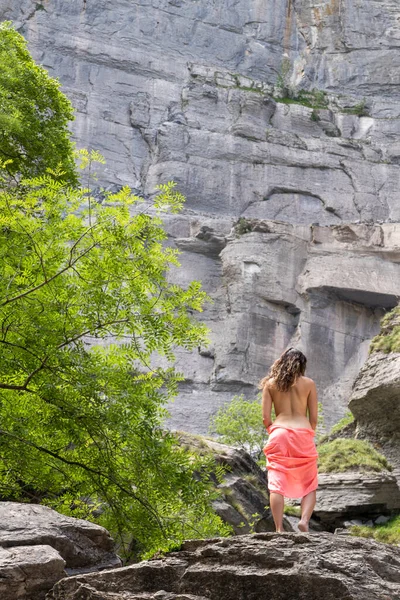 Mujer Con Una Espalda Desnuda Arbusto Entre Rocas — Foto de Stock