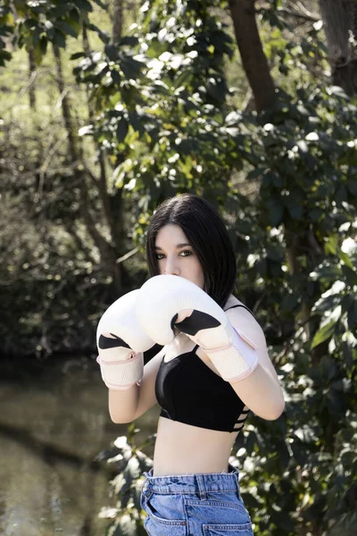 Mladá Žena Boxer Bílými Rukavicemi Parku — Stock fotografie
