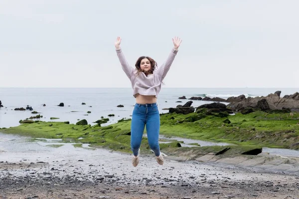 Jonge Vrouw Springen Het Strand Het Voorjaar — Stockfoto