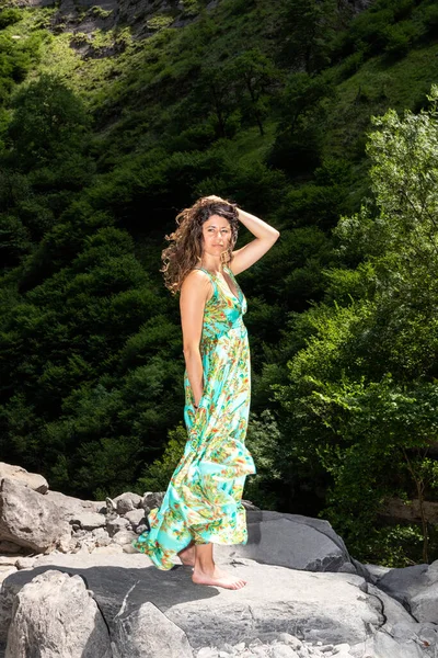 Mujer Con Vestido Verde Arbusto Algunas Rocas — Foto de Stock