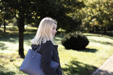 Güzel, kendine güvenen sarışın kadın işe siyahlar içinde gidiyor.