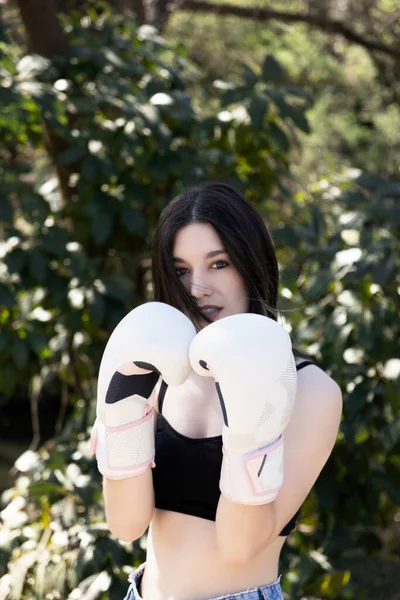 Jeune Boxeuse Avec Des Gants Blancs Dans Parc — Photo