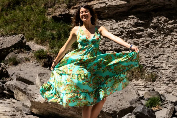 ブッシュの中を回転する長い緑色のドレスの女性 — ストック写真