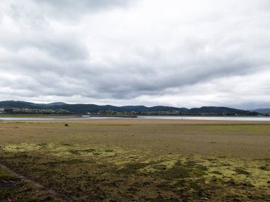 Laredo Kuzey İspanya 'da nehir kıyısında.