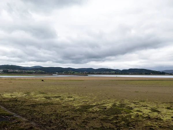 Laredo Kuzey İspanya 'da nehir kıyısında.