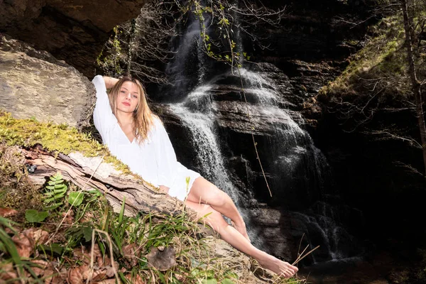 Blonde Woman White Dress Lying Waterfall — Stock Photo, Image