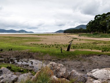 Laredo 'da nehir kıyısı çok bulutlu bir gün.