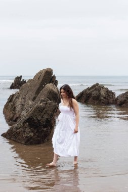 Huzur, yalnızlık, farkındalık, rahatlama, deniz manzarası, bireysellik, sağlık, sağlıklı yaşam tarzı, mutlu, beyaz, deniz kıyısı, beyaz kadın, kıyı şeridi, kaya oluşumu, İspanya, genç yetişkin, okyanus, rahatlama, cennet gibi, güzel kadın, genç kadın, 