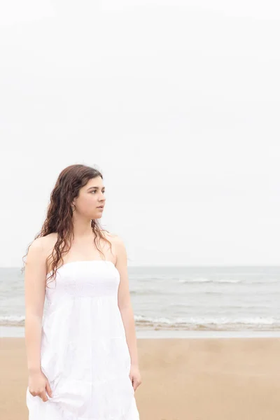 Młoda Kobieta Białej Sukience Plaży — Zdjęcie stockowe