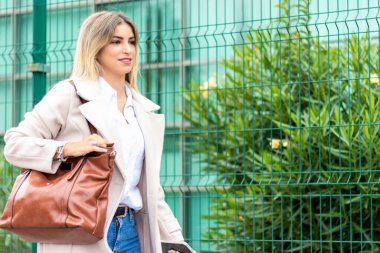 Bir kadının iş için şehrin iş alanına yürümesi