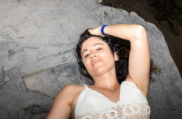 Woman Lying Rock Looking Camera Camera Top — Stockfoto