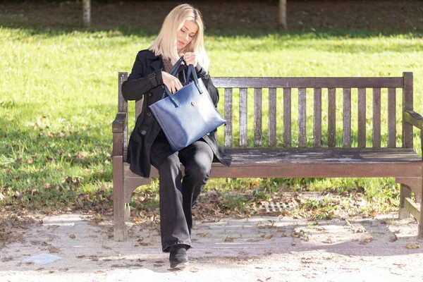 Blonde Woman Sitting Park Bench Dressed Black — Stock Photo, Image