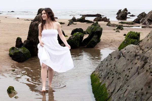 Huzur, yalnızlık, farkındalık, rahatlama, deniz manzarası, bireysellik, sağlık, sağlıklı yaşam tarzı, mutlu, beyaz, deniz kıyısı, beyaz kadın, kıyı şeridi, kaya oluşumu, İspanya, genç yetişkin, okyanus, rahatlama, cennet gibi, güzel kadın, genç kadın, 