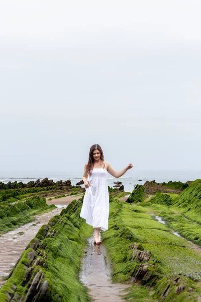 Young Woman White Dress Walking Rocks Beach — Stockfoto