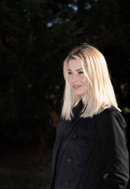 Güzel, kendine güvenen sarışın kadın işe siyahlar içinde gidiyor.