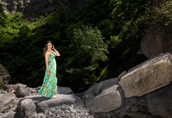 Woman Green Dress Bush — Fotografia de Stock