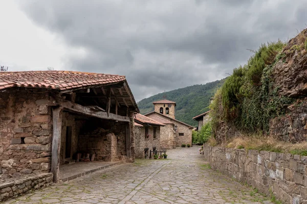 Gyönyörű Város Barcena Polgármestere Hagyományos Kőházak Hegyek Cantabria Egy Napsütéses — Stock Fotó