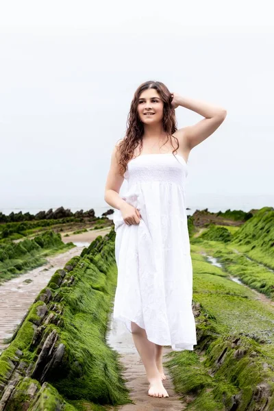 Young Woman White Dress Walking Rocks Beach — Zdjęcie stockowe