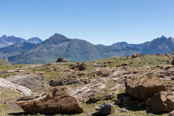 在阳光灿烂的夏日 法国的矮人的山峰和一些岩石在前景中 — 图库照片