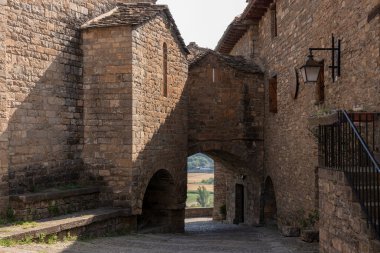 Ortaçağ Aainsa köyündeki taş sokak. Pireneler içinde.
