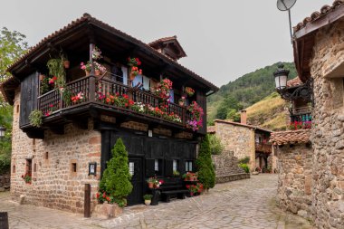 Siyah ahşap cepheli ve dar taş dar sokaklı resimli taş evler. Barcena Belediye Başkanı Santander.
