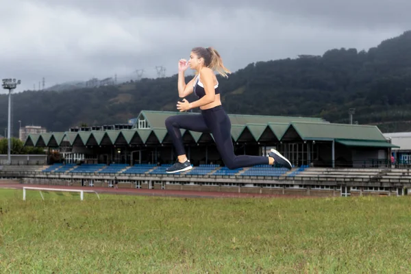 Sportieve Vrouw Springen Tijdens Training Een Sportcentrum — Stockfoto