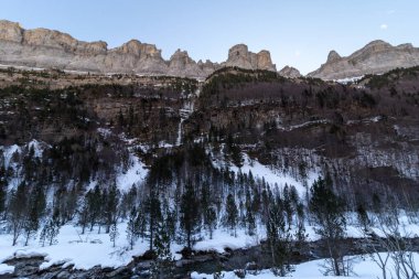 Ordesa Ulusal Parkı 'nda kışın nehir