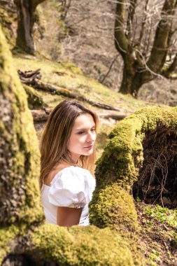 Bahar orman beyaz elbiseli güzel genç romantik kadın