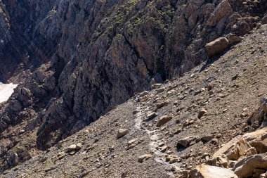 Pirenelerdeki dağcılar sardalyalara doğru kayalık bir alandan sığınıyor.