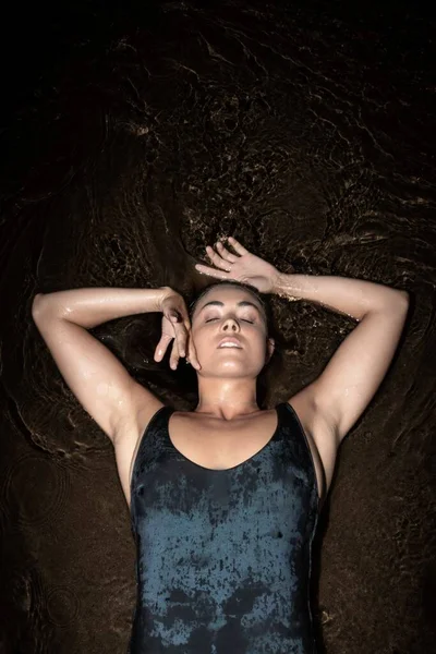 Kobieta Leżąca Morzu Nocy Stroju Kąpielowym — Zdjęcie stockowe