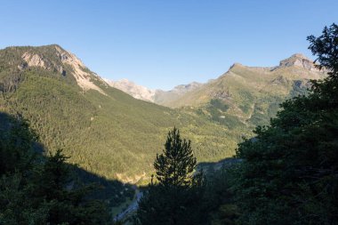 Bujaruelo Vadisi 'ndeki Ara Nehri' nin manzarası, Aragonese Pireneleri, Ordesa y Monte Perdido Ulusal Parkı, Huesca, İspanya.
