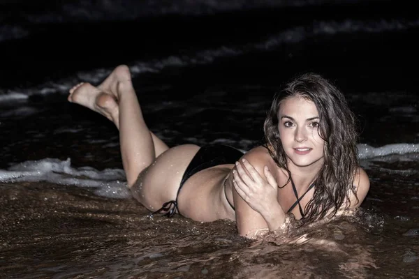 Mooie Vrouw Liggend Zee Kust Dragen Zwarte Bikini Nachts Zomer — Stockfoto