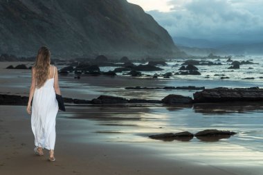 Tanımlanamayan dijital göçebe kadın dünyayı geziyor.