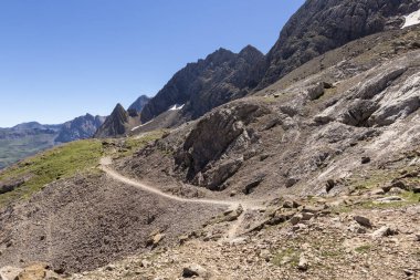 Fransız Pireneleri 'nde Sarradetler' in sığınağına doğru yol alıyoruz.