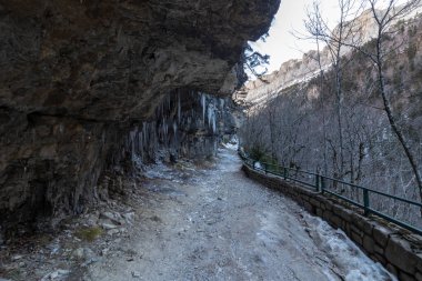 İspanyol pirenelerinde, Ordesa Ulusal Parkı 'ndaki dağda buz sarkıtları