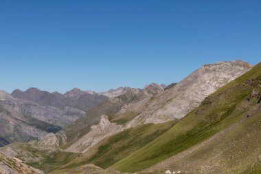İspanya 'nın pirenelerinde vadi Fransa sınırında