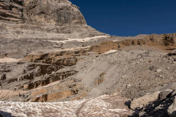 Stezka Sněhovým Polem Pyrenejích Směrem Prolomení Rolanda Létě — Stock fotografie