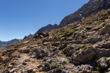 Fransız Pireneleri 'nde Sarradetler' in sığınağına doğru yol alıyoruz.