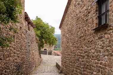 İspanya 'nın kuzeyindeki Cantabria' da Barcena Belediye Başkanı 'nın sokak ve tipik binaları