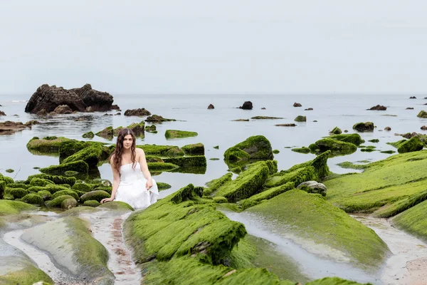 Woman White Dress Rocks Sea — Stockfoto