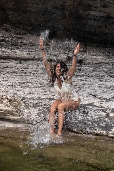 森の中の山の川に水を撒く美しい若い女性 — ストック写真