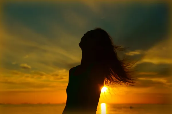 Silhouette of women in the sunset — Stock Photo, Image