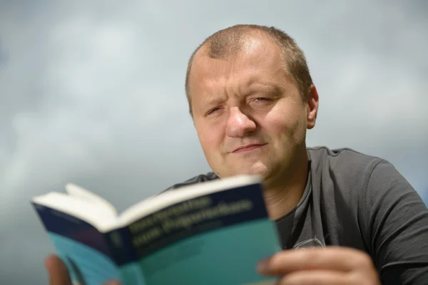 Junger Mann liest Buch — Stockfoto