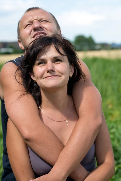 Young couple looking up — Stock Photo, Image