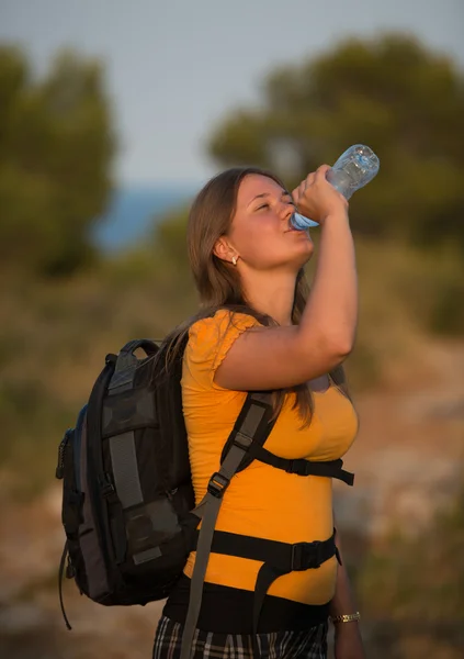 Młoda dziewczyna pije wodę — Zdjęcie stockowe