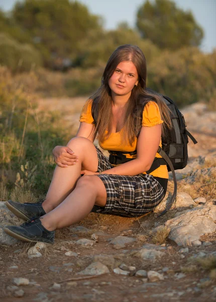 Wandelen meisje rusten — Stockfoto