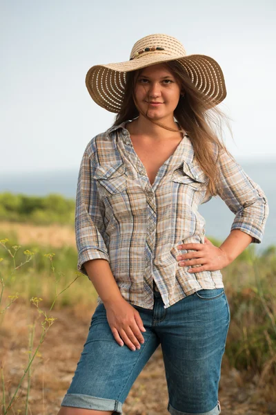 Jolie fille en plein air — Photo