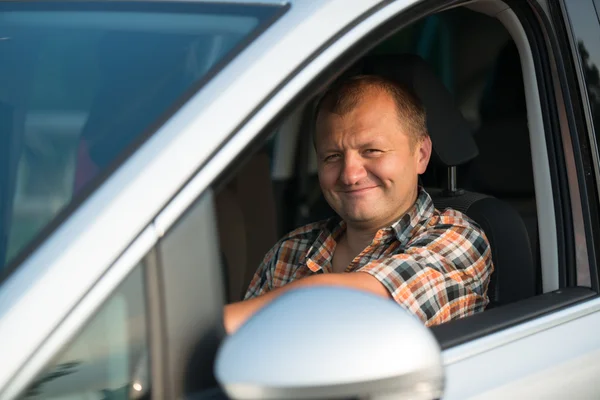 Homme heureux dans une voiture — Photo