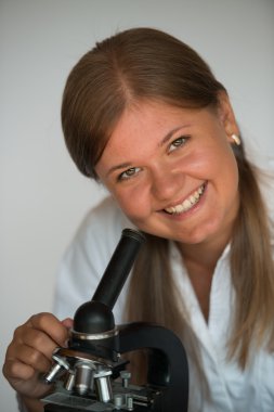 genç doktor mikroskop ile